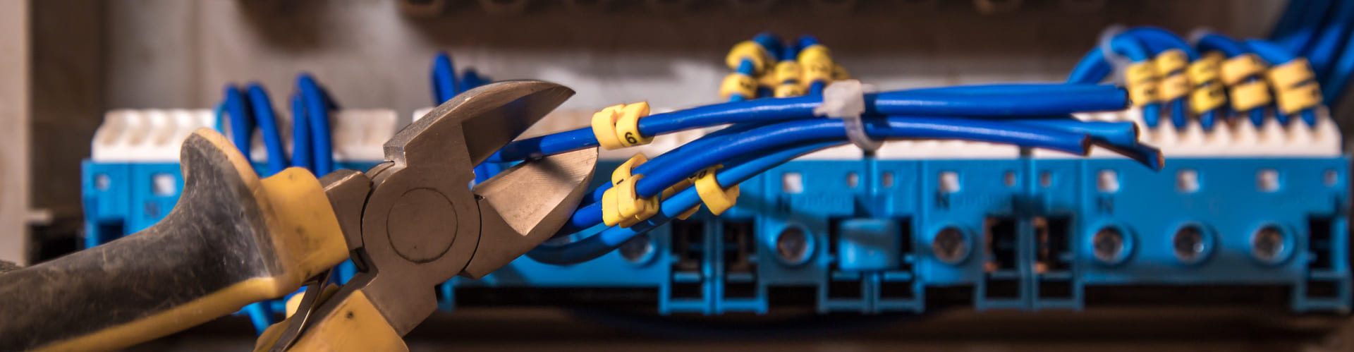 a-montagem-do-painel-eletrico-trabalho-de-eletricista-um-robo-com-fios-e-disjuntores